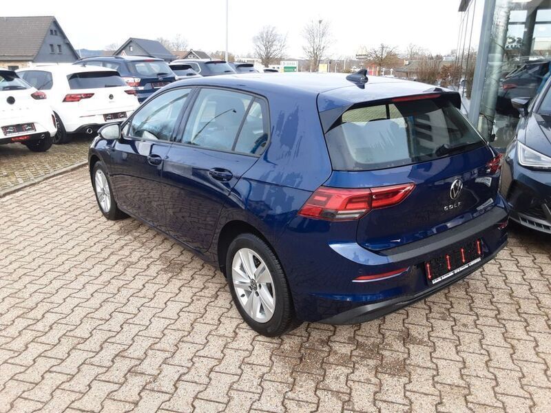 Gebraucht VW Golf VIII Life 131 PS (96 kW) 2024 Atlantic blue metallic (metallic) Limousine