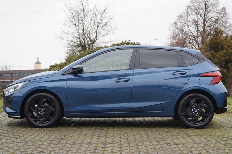 Neu Hyundai i20 Blackline 90 PS (66 kW) 2025 Blau Kleinwagen
