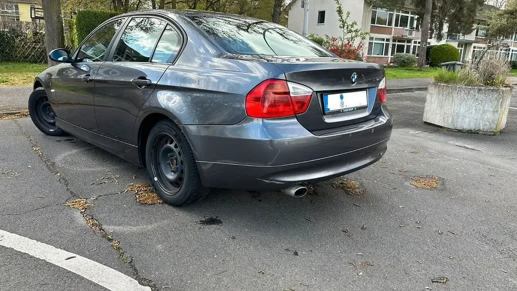 Gebraucht BMW 320 150 PS (110 kW) 2005 Grau Limousine