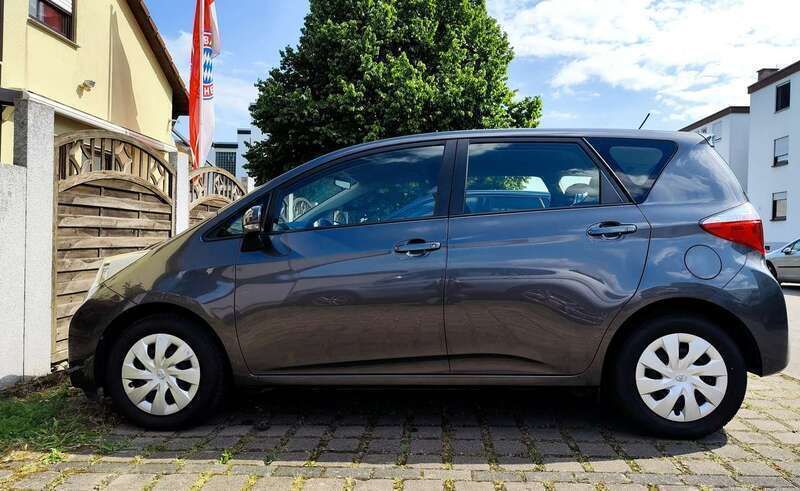 Schwarz Gebraucht 2012 Toyota Verso-S Multidrive S Van / Kleinbus | 7.950 € (Fairer Preis) - Bild 1/4