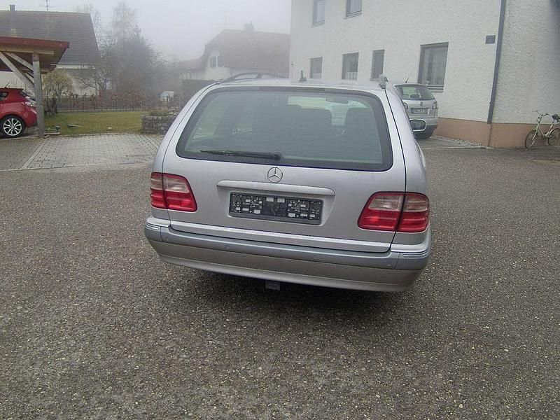 Gebraucht Mercedes E240 170 PS (125 kW) 2000 Silber Limousine