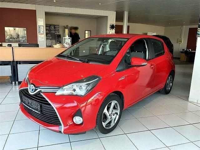 Rot Gebraucht 2015 Toyota Yaris Hybrid Comfort Limousine | 8.895 € (Superpreis) - Bild 1/4