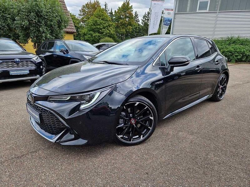 Mysticschwarz (metallic) Gebraucht 2021 Toyota Corolla Hybrid Sport Limousine | 24.990 € (Fairer Preis) - Bild 1/4