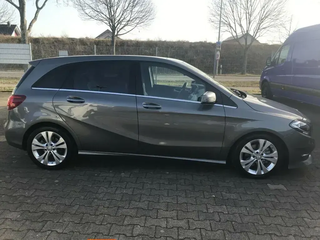 Gebraucht Mercedes B180 Urban 122 PS (89 kW) 2015 Grau Van / Kleinbus