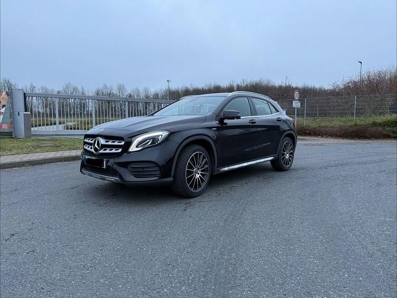 Schwarz Gebraucht 2017 Mercedes GLA200 SUV | 18.200 € (Fairer Preis) - Bild 1/4