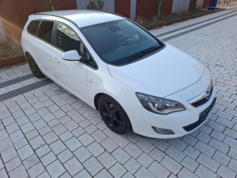 Gebraucht Opel Astra 160 PS (117 kW) 2011 Weiß Limousine