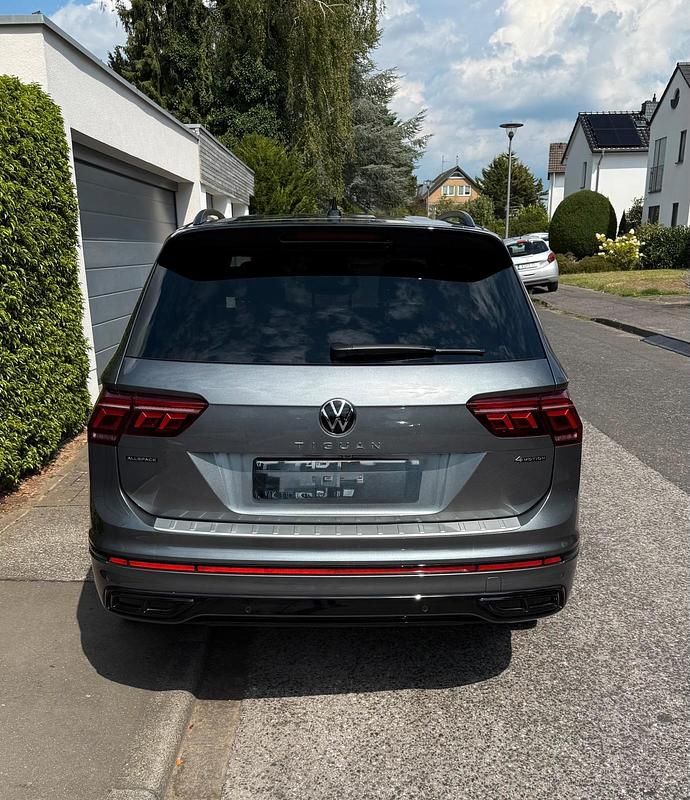 Grau Gebraucht 2024 VW Tiguan Allspace R-line SUV | 42.999 € - Bild 1/4