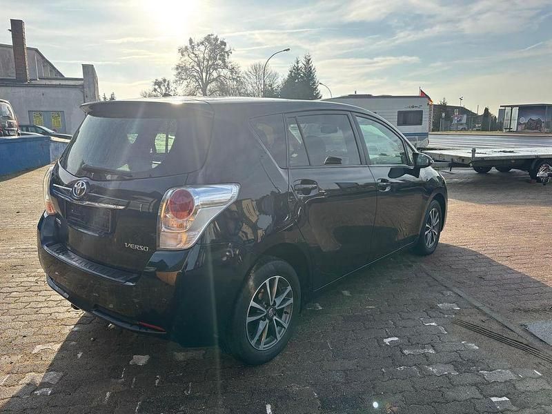 Gebraucht Toyota Verso Life 124 PS (91 kW) 2013 Schwarz Van / Kleinbus