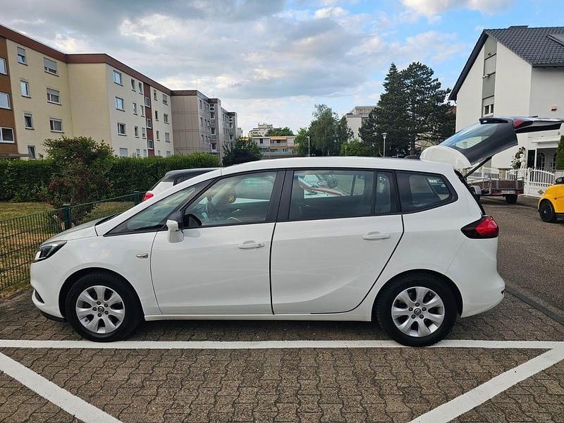 Grau Gebraucht 2018 Opel Zafira Tourer Van / Kleinbus | 8.850 € - Bild 1/4