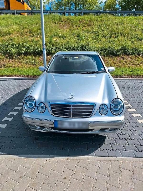 Second-hand Mercedes E220 143 CP (105 kW) 2001 Argintiu Berlinǎ