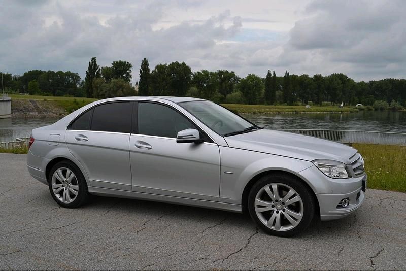 Grau Gebraucht 2009 Mercedes C200 Limousine | 9.000 € (Teuer) - Bild 1/4