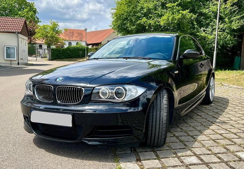 Schwarz Gebraucht 2009 BMW 135 Coupé M Performance Coupé | 24.795 € - Bild 1/4