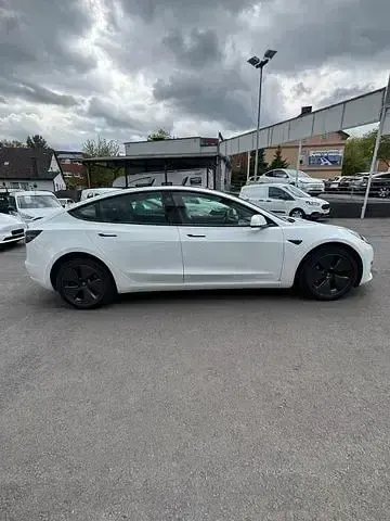 Käytetty Tesla Model 3 Standard Range Plus 239 kW (325 HP) 2021 Valkoinen Sedan