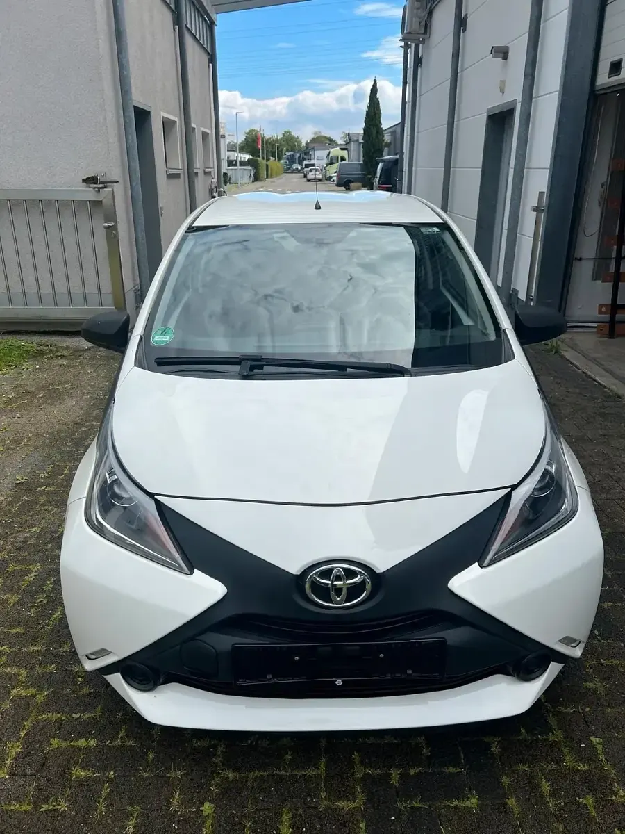 Gebraucht Toyota Aygo 69 PS (50 kW) 2017 Weiß Kleinwagen