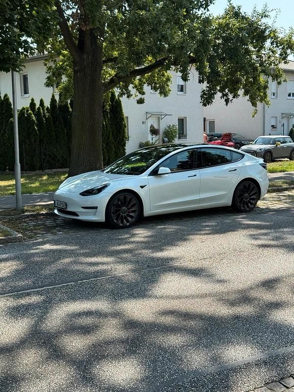 Weiß Gebraucht 2021 Tesla Model 3 Performance Limousine | 27.500 € (Guter Preis) - Bild 1/4