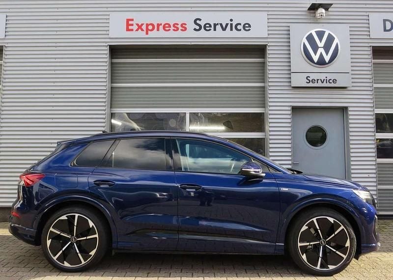 Navarrablau metallic Gebraucht 2024 Audi Q4 e-tron S-Line SUV | 49.900 € (Superpreis) - Bild 1/4