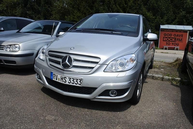 Silber Gebraucht 2011 Mercedes B200 Van / Kleinbus | 6.999 € (Fairer Preis) - Bild 1/4