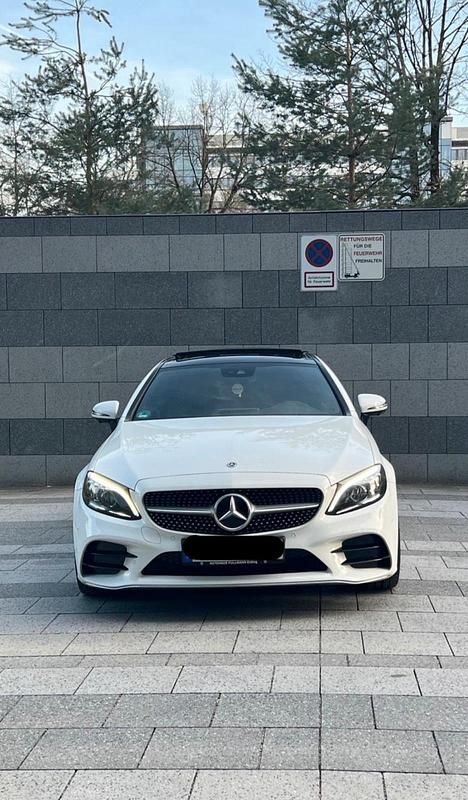 Weiß Gebraucht 2018 Mercedes C200 AMG line Coupé | 29.999 € - Bild 1/4