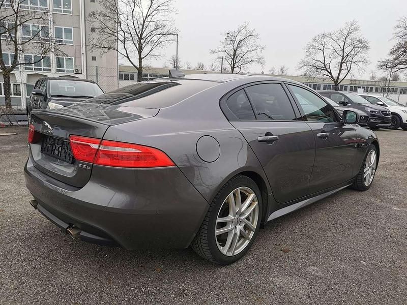 Gebraucht Jaguar XE R-Sport 250 PS (183 kW) 2019 Grau Limousine