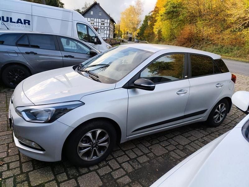 Silber Gebraucht 2018 Hyundai i20 Passion Limousine | 7.900 € (Guter Preis) - Bild 1/4