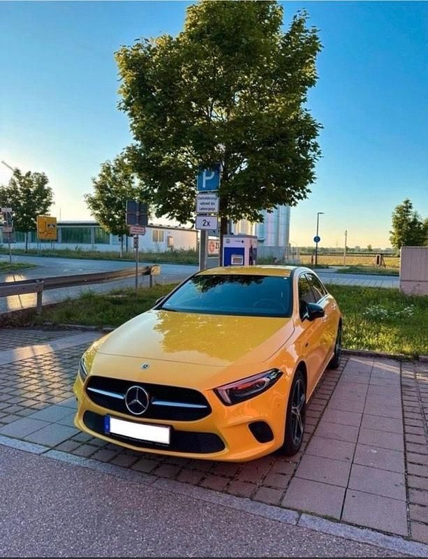 Gelb Gebraucht 2020 Mercedes A250 Progressive Limousine | 28.000 € (Teuer) - Bild 1/4