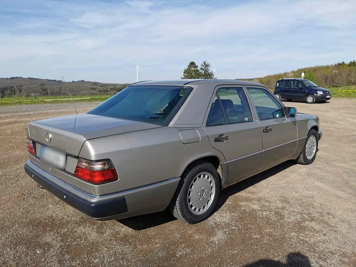 Gebraucht Mercedes E260 160 PS (117 kW) 1989 Gold Limousine