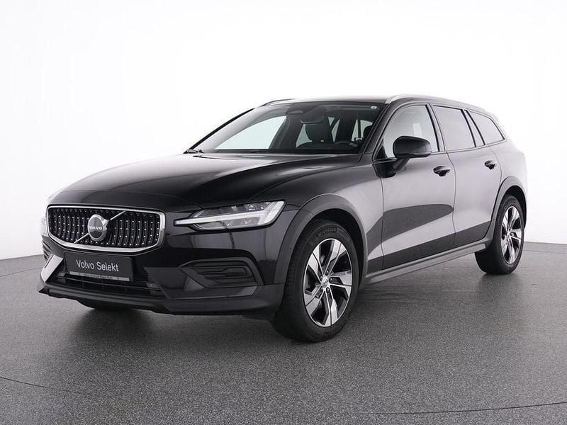 Gebraucht Volvo V60 CC Plus 197 PS (144 kW) 2023 Schwarz onyx black / metallic Kombi