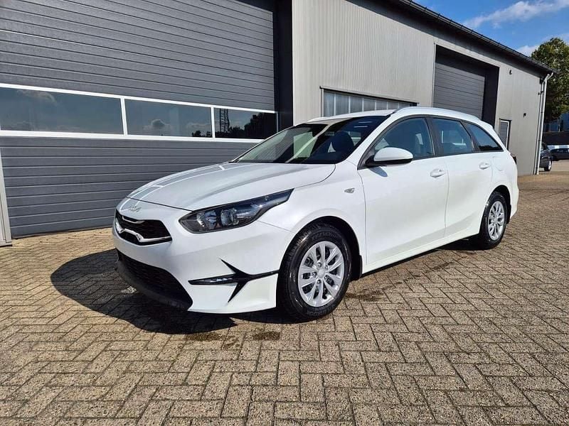Deluxeweiß metallic Neu 2025 Kia Ceed Sportswagon Vision Kombi | 25.090 € (Fairer Preis) - Bild 1/4