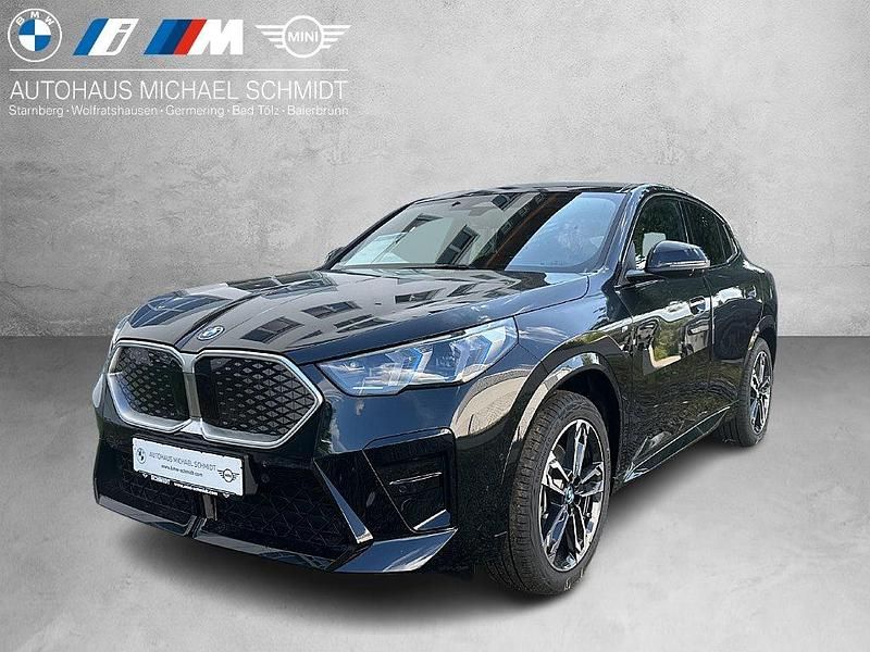 Schwarz Neu 2025 BMW iX2 M Sport SUV | 56.666 € (Fairer Preis) - Bild 1/4