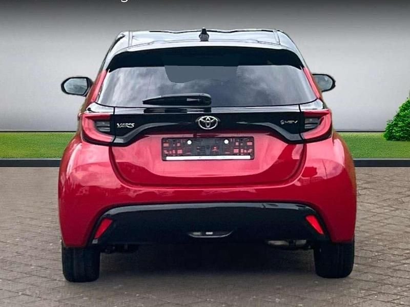 Neu Toyota Yaris Hybrid Plus 131 PS (96 kW) 2025 Karminarot/schwarz Limousine