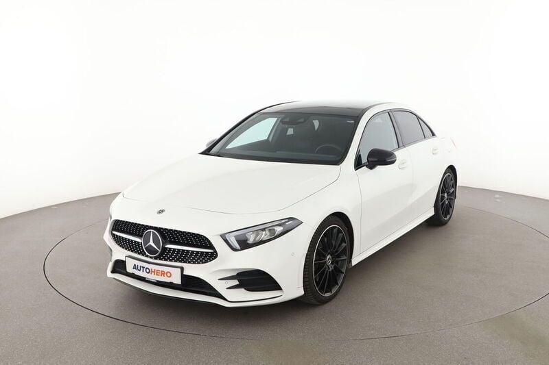 Weiß Gebraucht 2020 Mercedes A220 AMG line Limousine | 29.570 € (Fairer Preis) - Bild 1/4