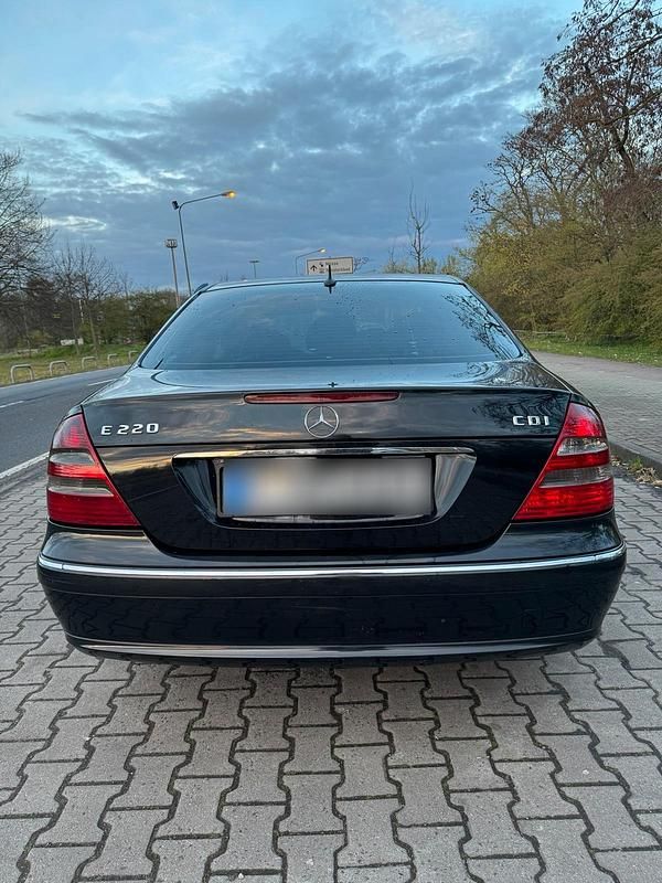 Gebraucht Mercedes E220 150 PS (110 kW) 2004 Schwarz Limousine