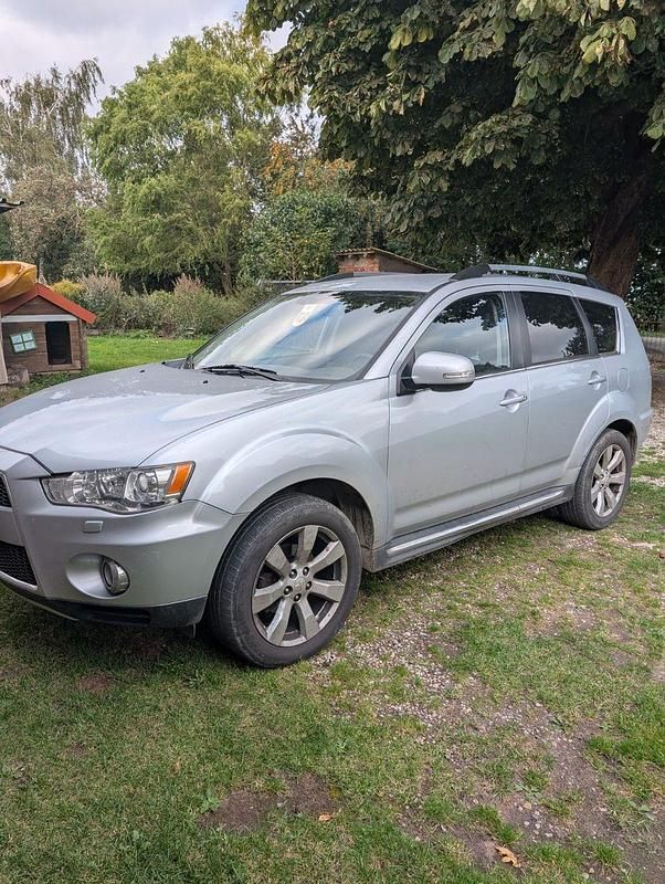 Silber Gebraucht 2013 Mitsubishi Outlander SUV | 3.800 € (Superpreis) - Bild 1/4