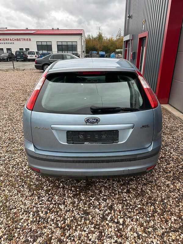 Gebraucht Ford Focus Ghia 116 PS (85 kW) 2005 Blau Limousine
