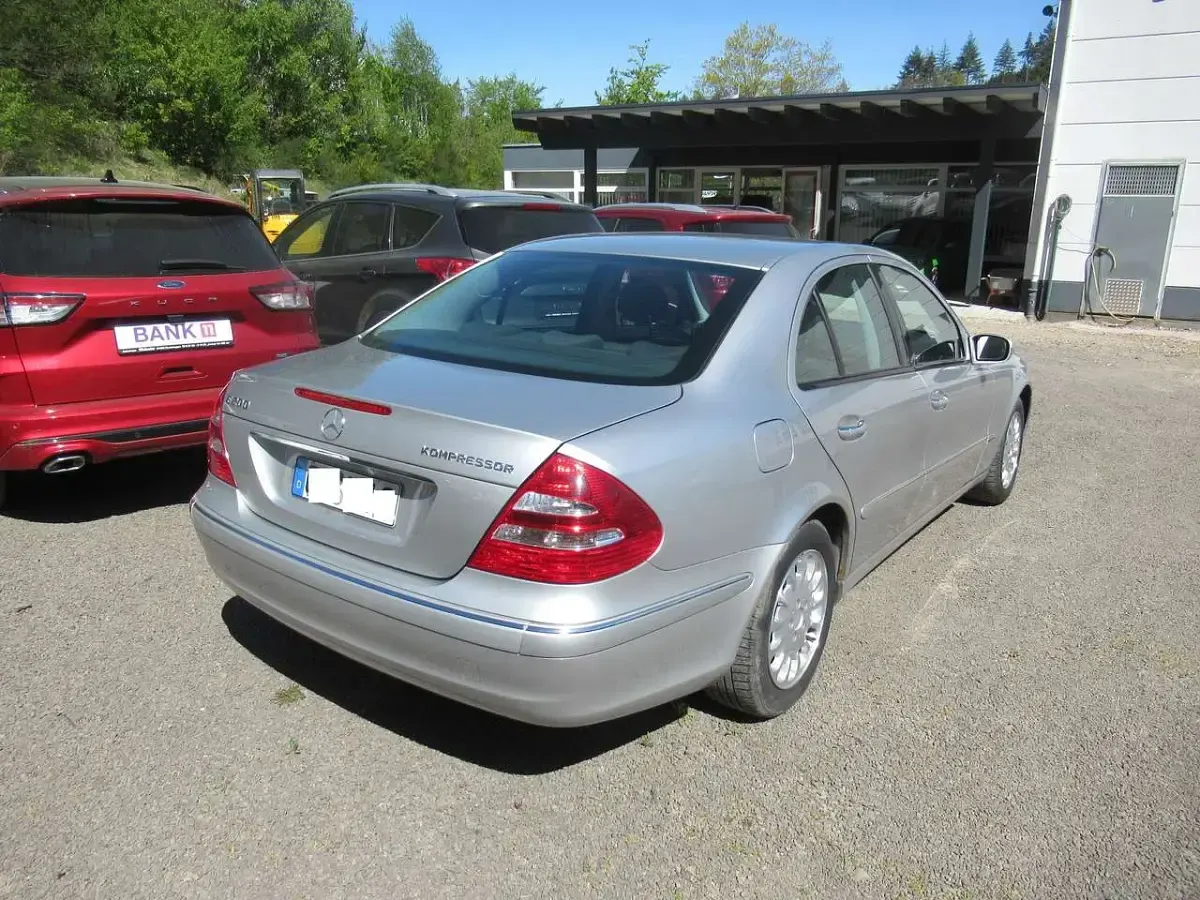 Second-hand Mercedes E200 Elegance 163 CP (119 kW) 2002 Argintiu Berlinǎ