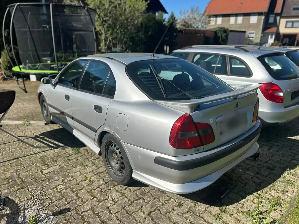 Begagnad Mitsubishi Carisma 122 HK (89 kW) 2000 Grå Sedan