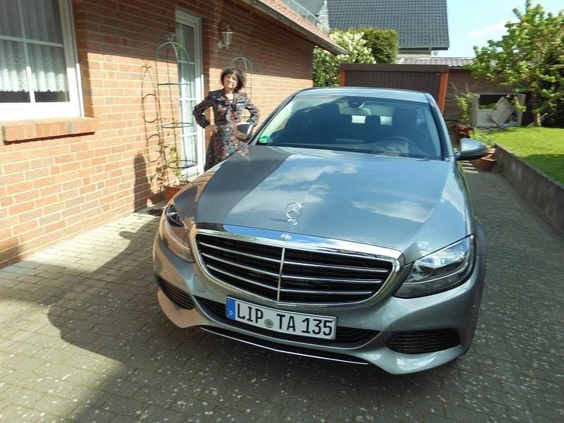 Grau Gebraucht 2016 Mercedes C180 Edition Limousine | 16.000 € (Superpreis) - Bild 1/2