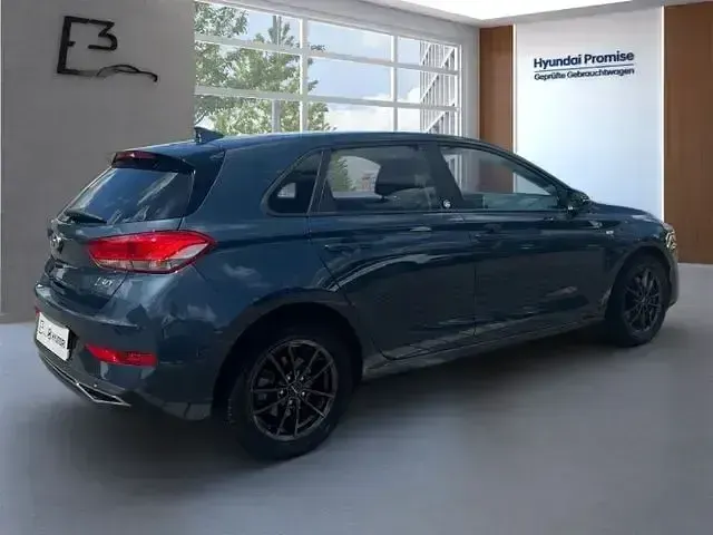 Gebraucht Hyundai i30 Intro Edition 159 PS (116 kW) 2021 Teal blue / met Limousine