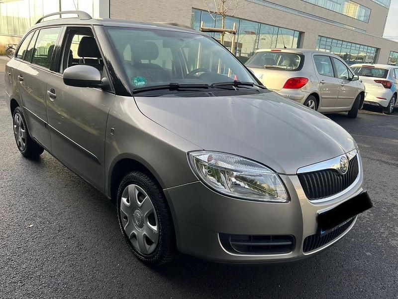 Grau Gebraucht 2009 Skoda Fabia Sport Limousine | 1.999 € (Guter Preis) - Bild 1/4
