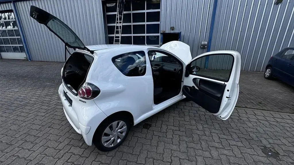 Gebraucht Toyota Aygo 68 PS (50 kW) 2014 Weiß Kleinwagen
