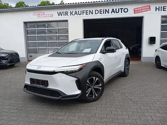 Gebraucht Toyota bZ4X 150 kW (204 PS) 2024 Platinumweiß perleffekt SUV