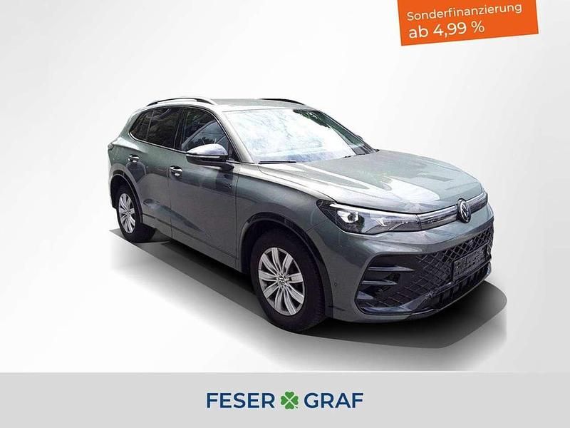 Cipressinogrün metallic Gebraucht 2024 VW Tiguan R-line SUV | 40.450 € (Etwas zu teuer) - Bild 1/4