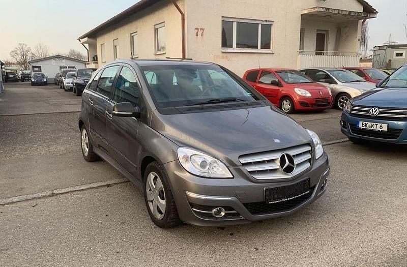 Gebraucht Mercedes B180 109 PS (80 kW) 2011 Grau Van / Kleinbus