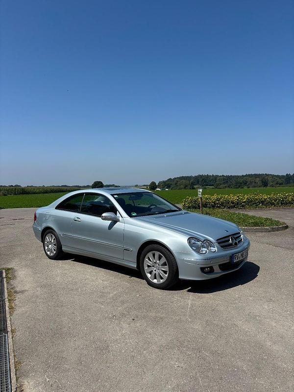 Silber Gebraucht 2005 Mercedes CLK200 Elegance Coupé | 8.200 € - Bild 1/4
