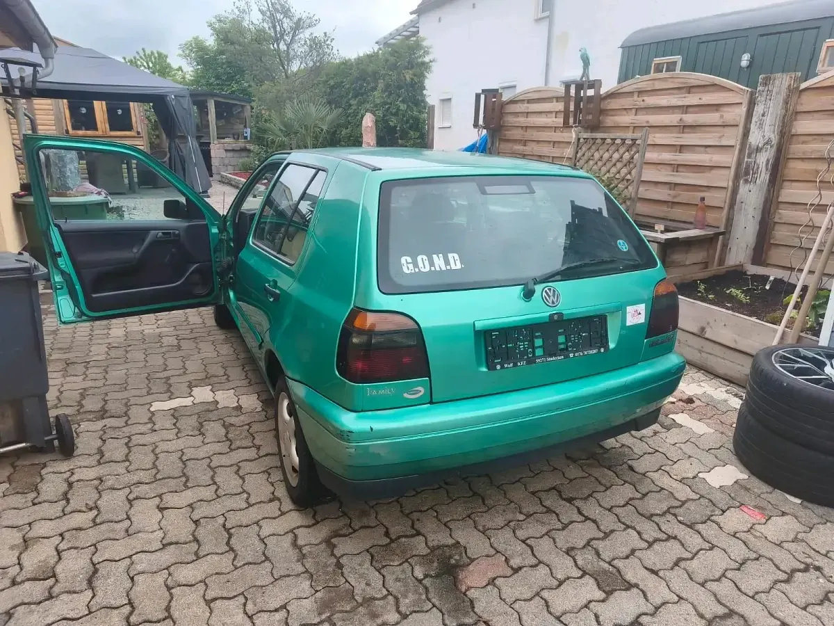 Gebraucht VW Golf III 75 PS (55 kW) 1997 Grün Kleinwagen