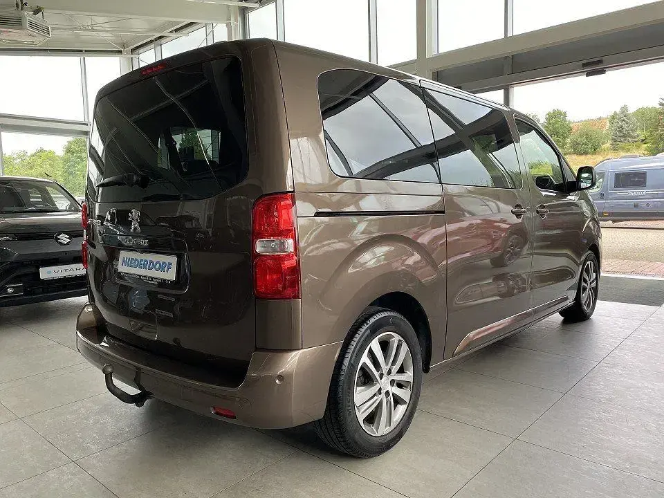 Gebraucht Peugeot Traveller Active 150 PS (110 kW) 2021 Braun Van / Kleinbus