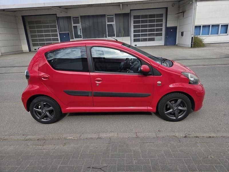 Gebraucht Toyota Aygo Basis 68 PS (50 kW) 2009 Rot Kleinwagen