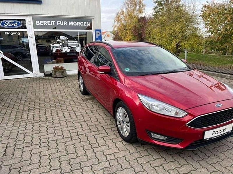 Gebraucht Ford Focus Business Edition 125 PS (91 kW) 2016 Red candy/candy red Kombi