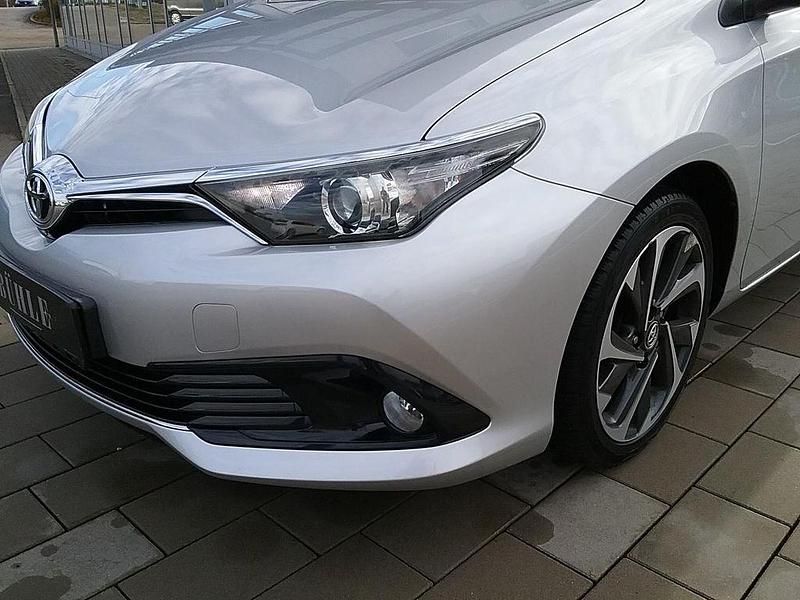 Gebraucht Toyota Auris Comfort 99 PS (72 kW) 2015 Silver metallic Limousine