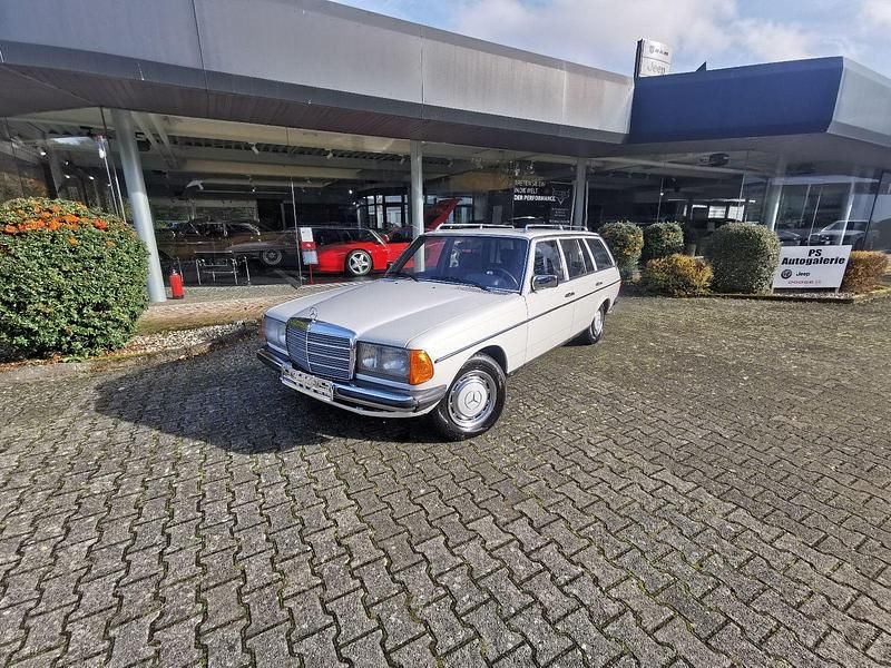 Weiß Gebraucht 1981 Mercedes E280 Kombi | 12.990 € - Bild 1/4